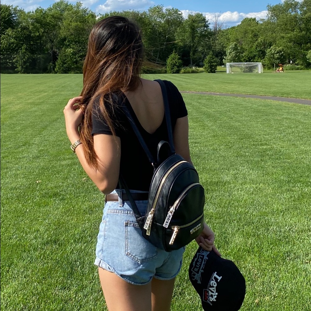 Guess Small Backpack - Picture 4 of 6